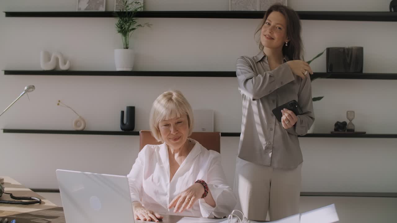 사무실에서 일하는 두 명의 여성