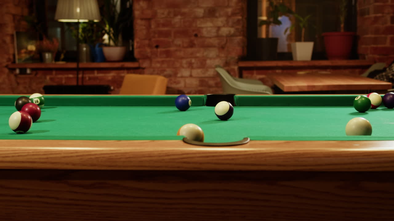 Table de billard dans un café
