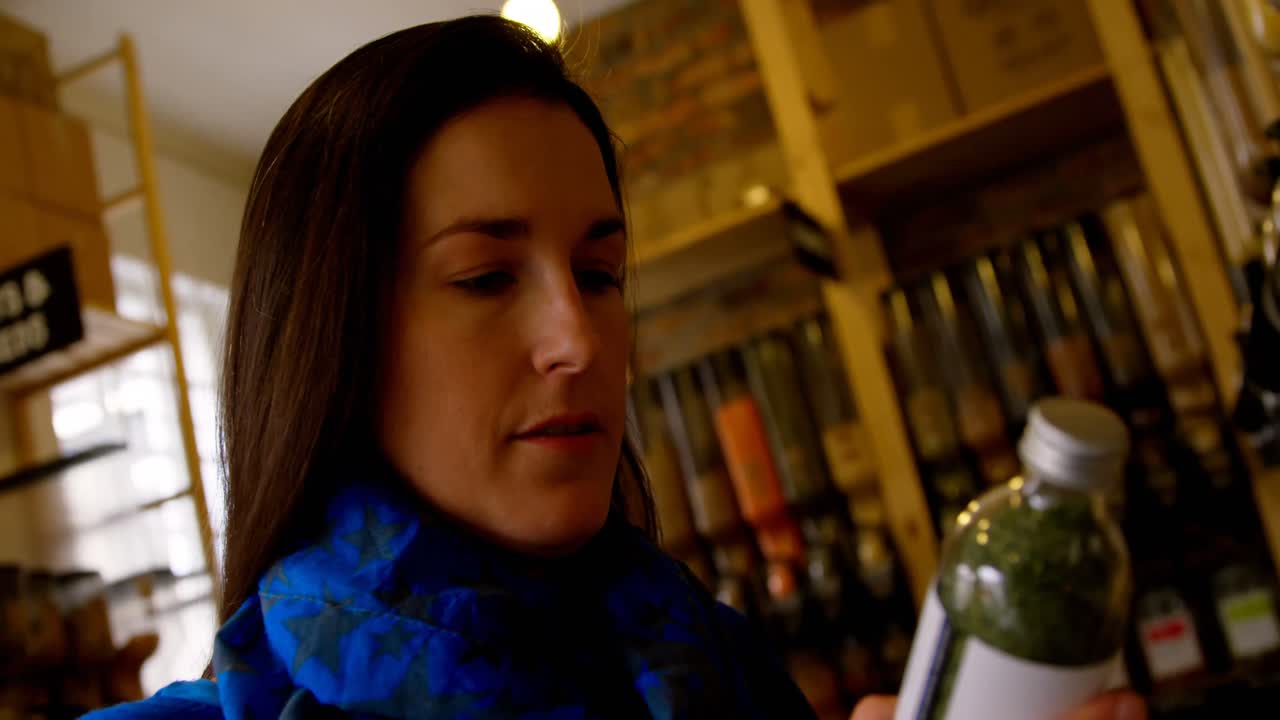 hermosa mujer comprobando botella de cereales en el supermercado 4k