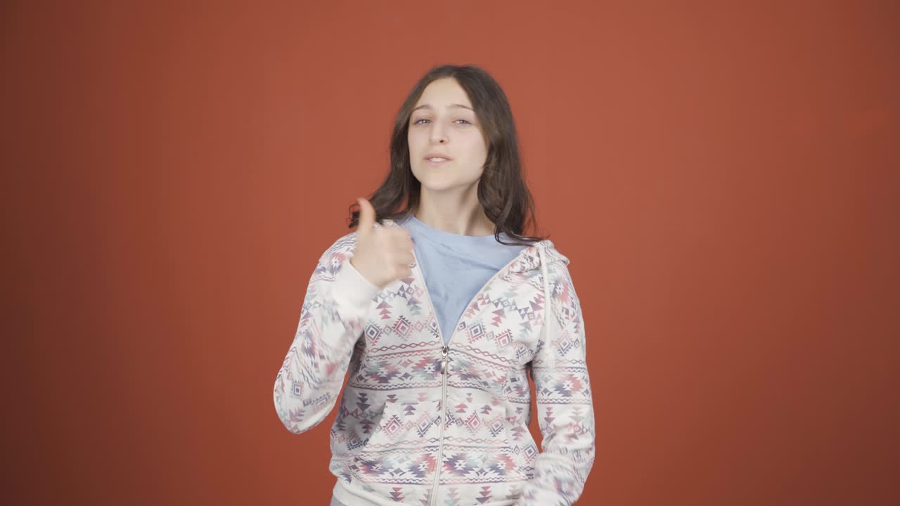 그녀가 들은 소식을 좋아하고 승인한 젊은 여성.