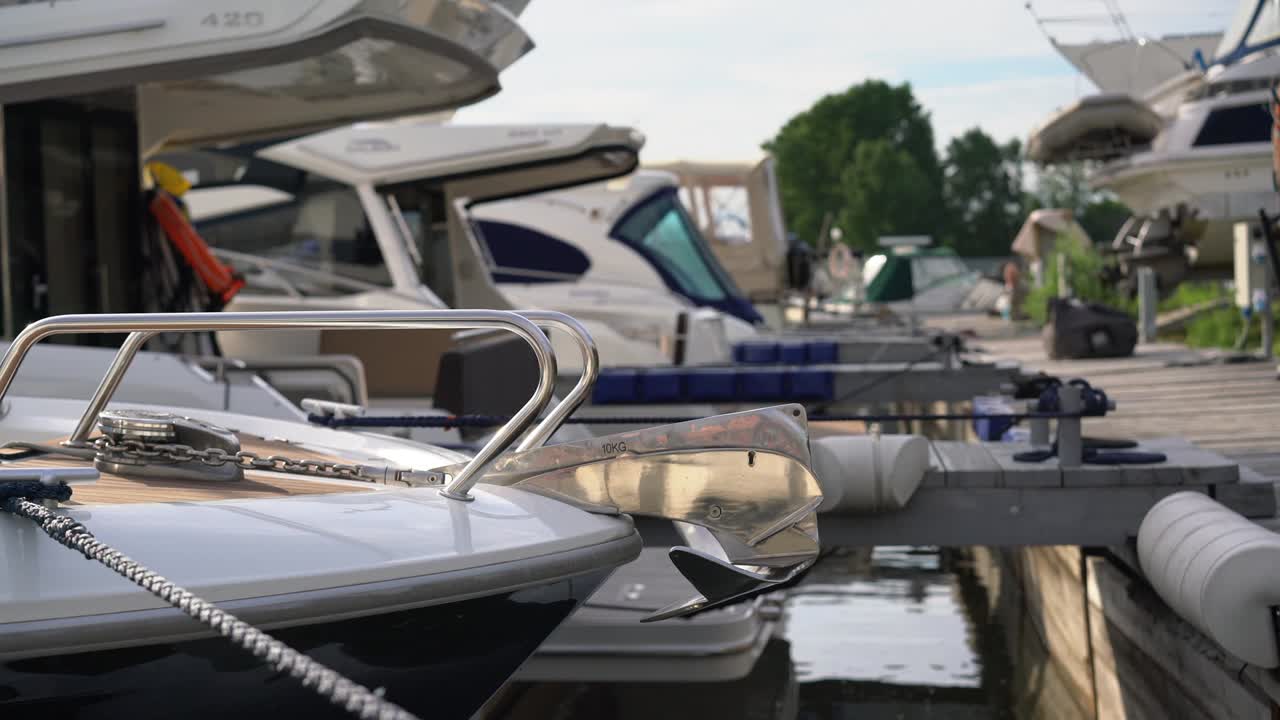 다른 배의 배경에서 보트의 앞부분에 근접적으로 커를 니다.