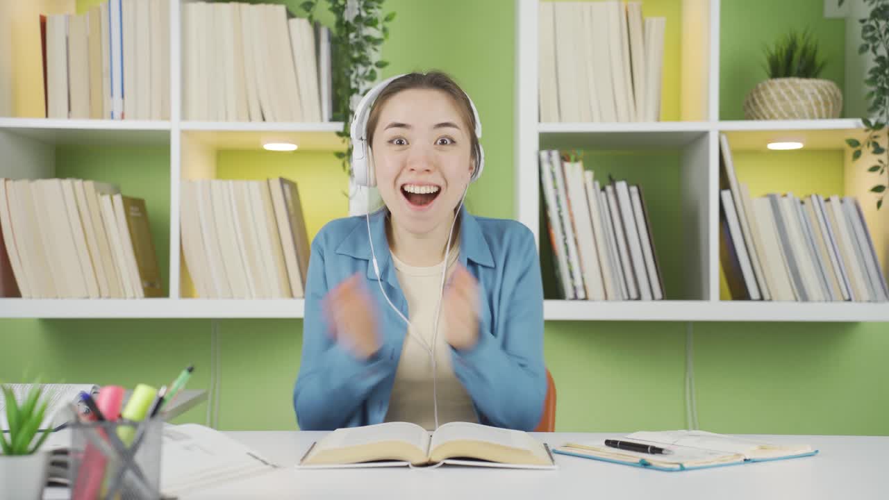 젊은 아시아 여성이 긍정적이고 좋은 소식과 발표를 받고 있습니다.