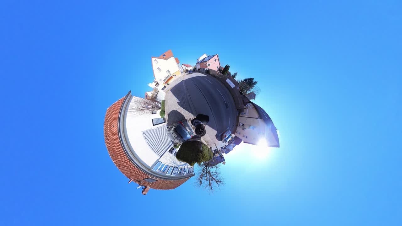 little tiny planet 360 pequeña visión del mundo de un hombre caminando cerca de una calle concurrida en 4k