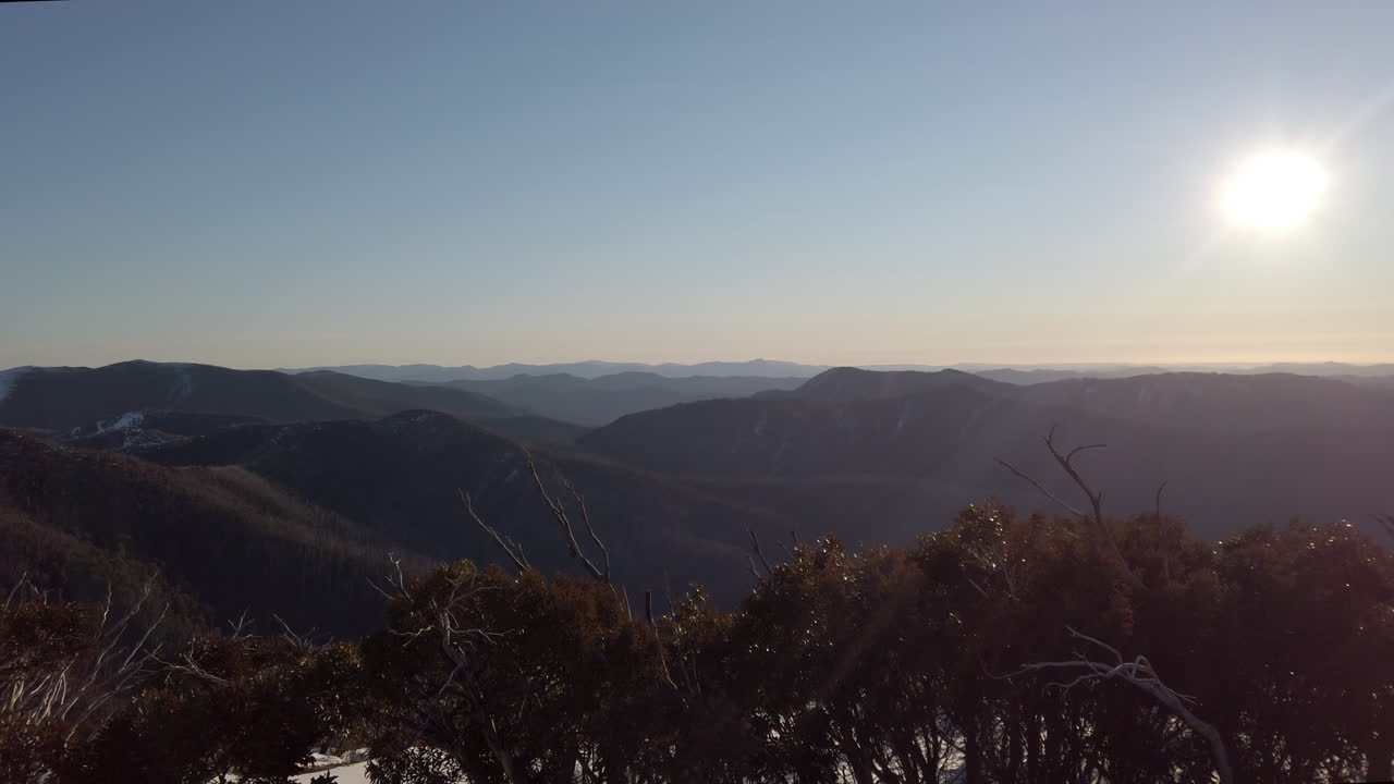 해가 지는 아름다운 산악 풍경