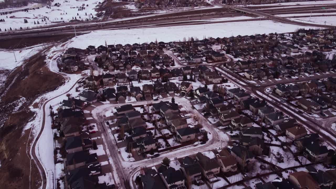 impresionantes imágenes de drones de las comunidades invernales canadienses durante la hora dorada
