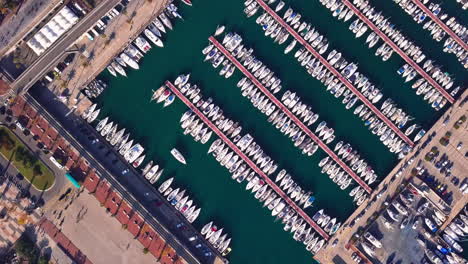 Toma-Aérea-De-Arriba-Hacia-Abajo-De-Los-Barcos-Del-Puerto-De-Barcelona-En-Barcelona,-España