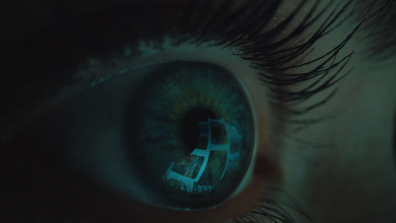 ojo macro mirando la pantalla de la tableta navegando por las redes sociales por la noche concepto de adicción