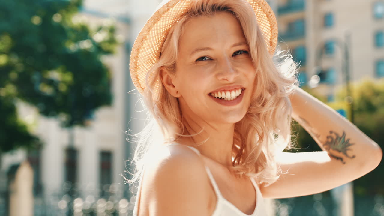 mujer sonriente con sombrero de paja