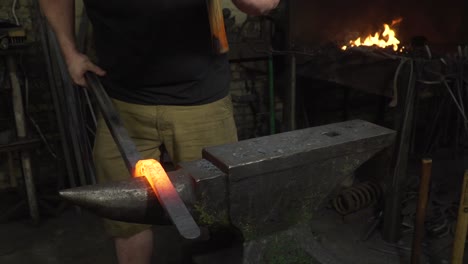 forja de metal de herrero en 4k