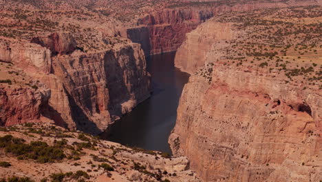 vista aérea de un cañón y un río