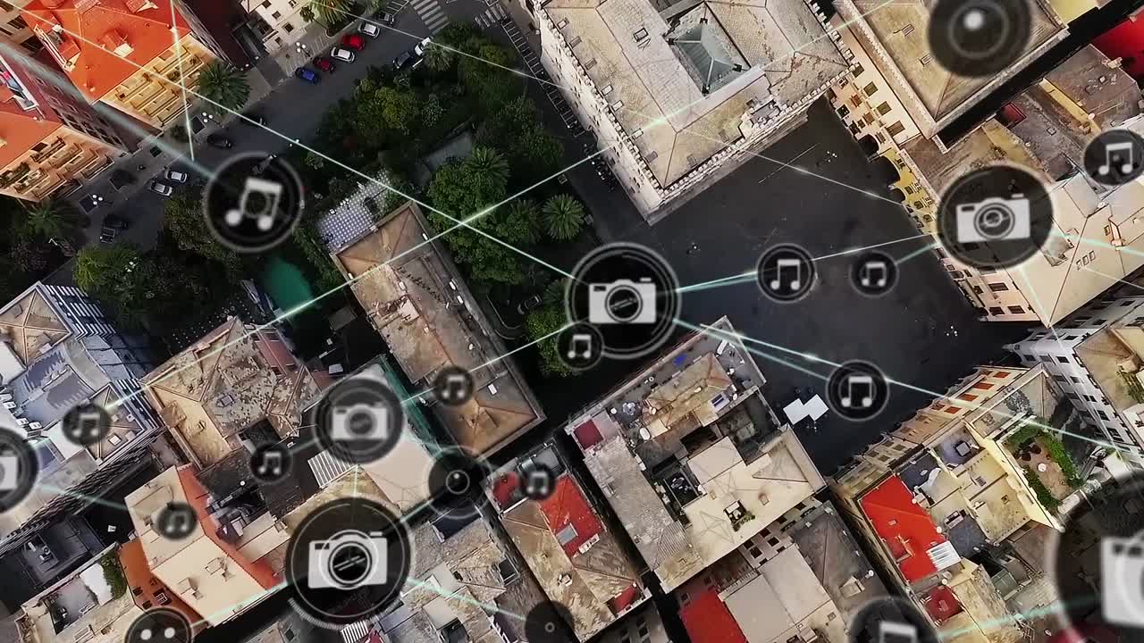 animación de iconos conectados con líneas sobre vista aérea de edificios