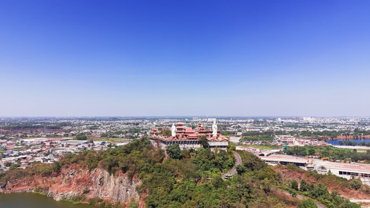 Chuyến thăm cung điện trên đỉnh đồi nhìn ra thành phố vào một ngày trời quang đãng ở Việt Nam