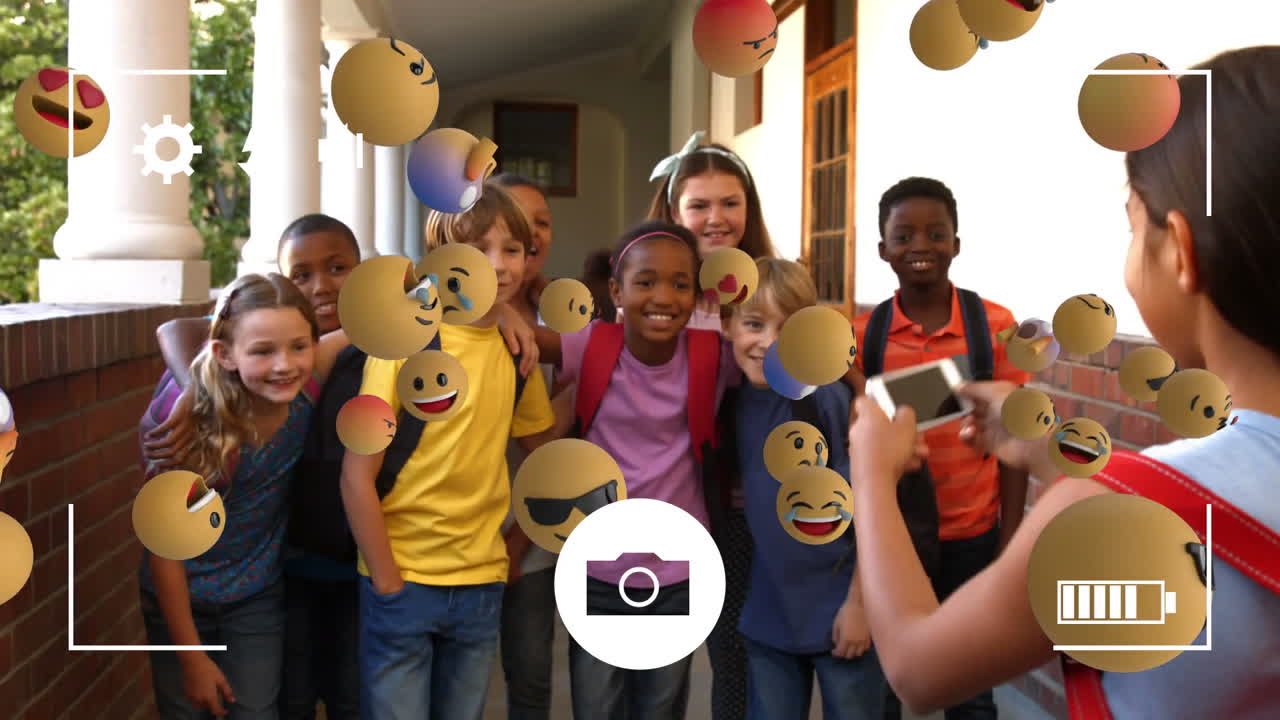 Emoji-ikoner med skolejente som tar bilde i bakgrunnen
