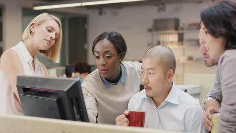 Afroamerikanische-Geschäftsfrau-Leitet-Kreatives-Business-Team-Treffen.-Fröhliche-Menschen,-Die-Nachts-In-Einem-Modernen-Büro-Arbeiten-Und-über-Einen-Computer-Touchscreen-In-Verschiedenen-Geschlechtergruppen-über-Strategien-Diskutieren