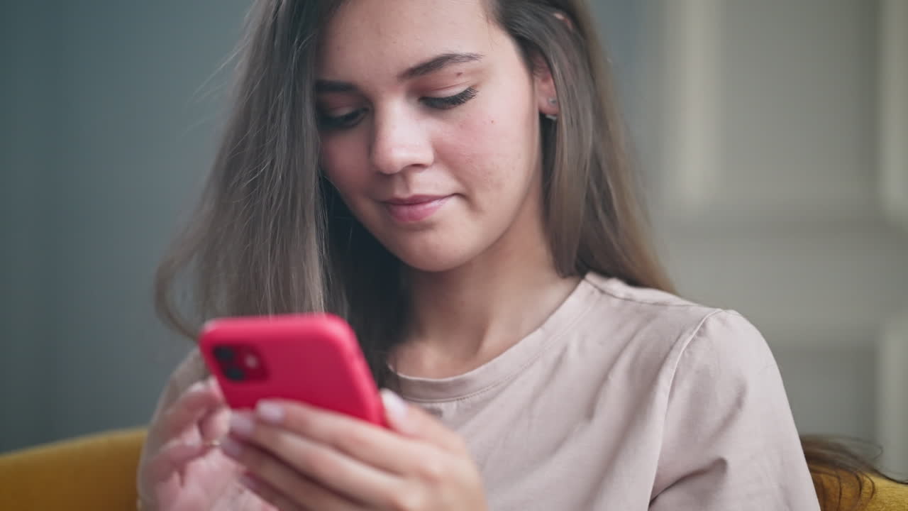Giovane donna che usa uno smartphone