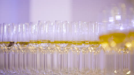 copas de champán en la mesa antes de la fiesta