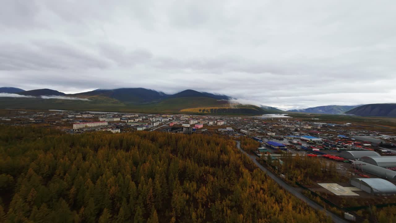 esta exploración aérea captura el diverso paisaje de yakutia, mostrando su colorido follaje de otoño junto a la bulliciosa ciudad y el telón de fondo de las montañas