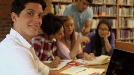 estudiantes trabajando juntos en la biblioteca