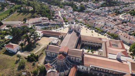 Toma-Aérea-Sobre-El-Complejo-Histórico-Monasterio-De-Alcobaça-Con-Vistas-Al-Paisaje-Urbano-De-La-Parroquia