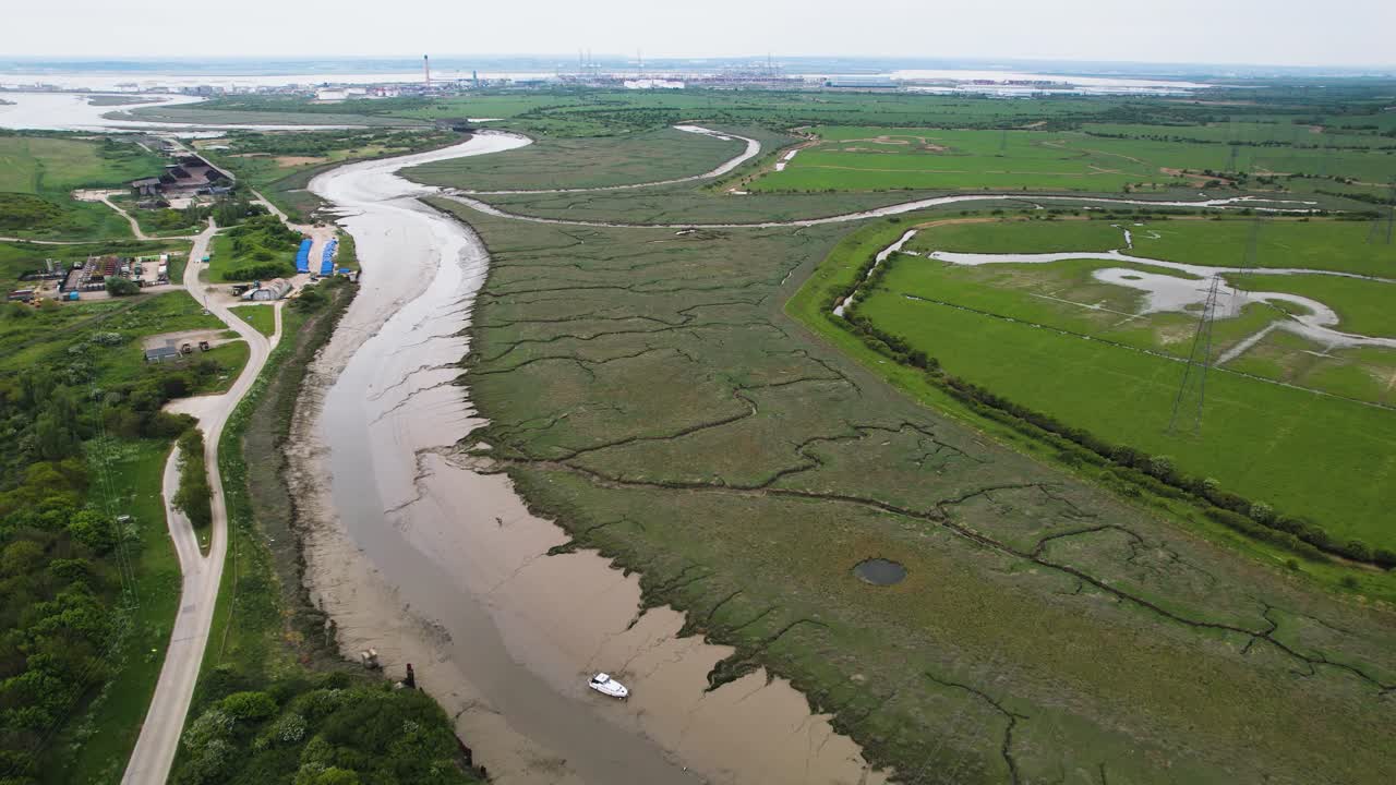 vista aérea volando a través de wat tyler pantanos erosionados siguiendo lecho fangoso