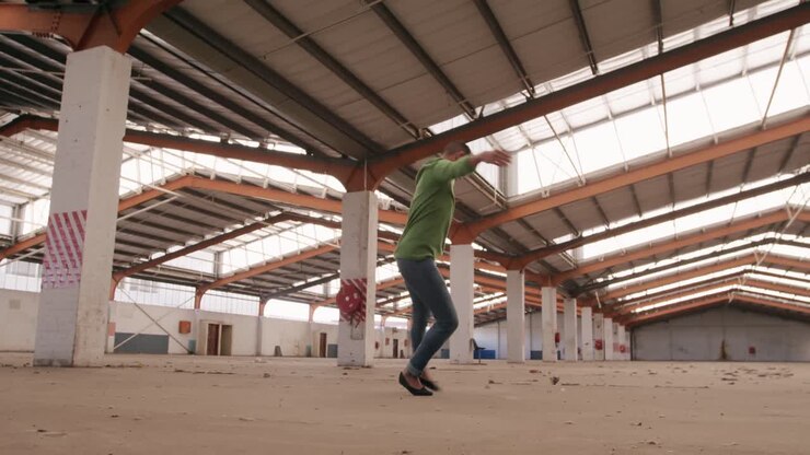 Ballerino in un magazzino vuoto