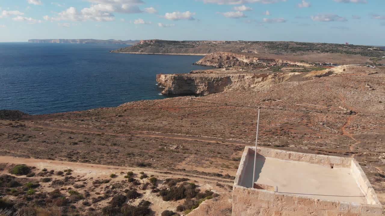 Video aereo con drone dal nord di Malta, vicino alla Torre di Ghajn Znuber.