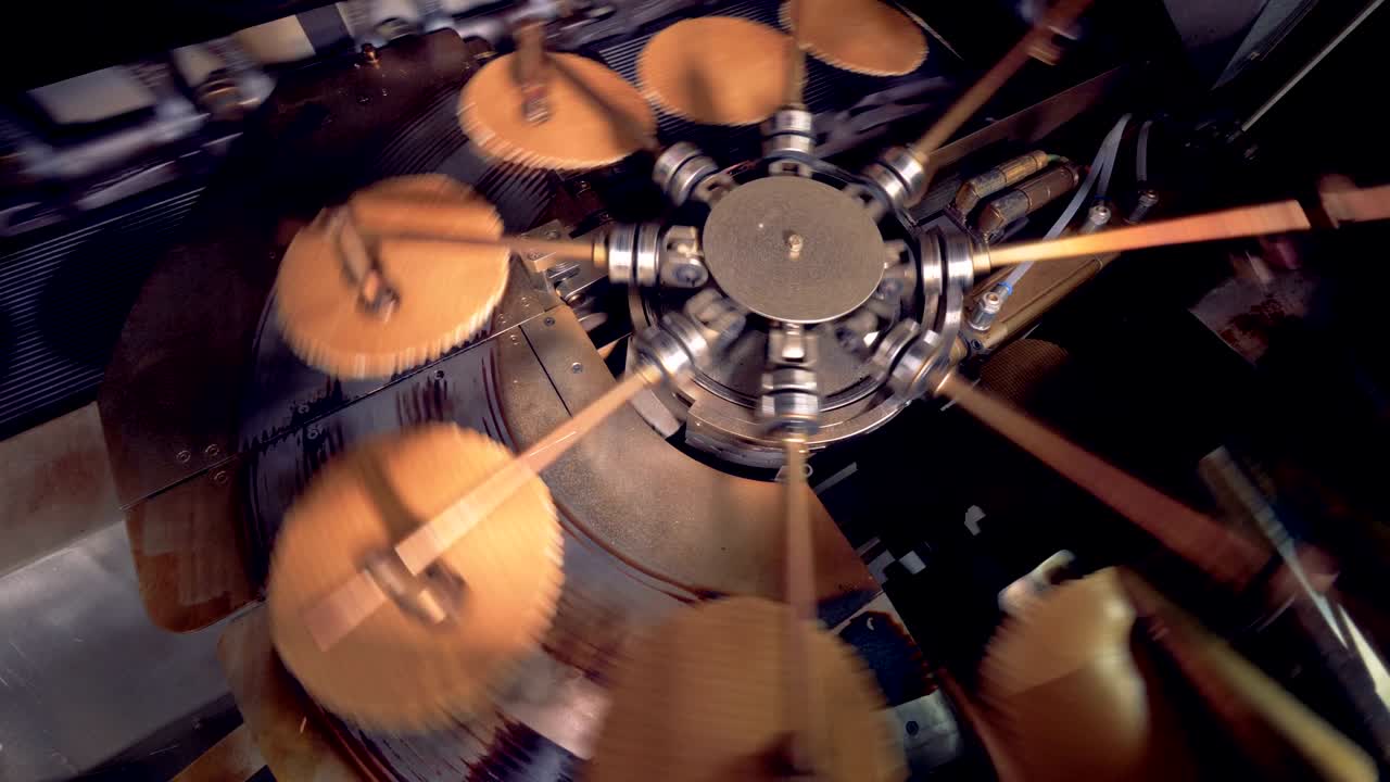 로터리 컨베이어에 따라 움직이는 웨이퍼 원형 층의 면