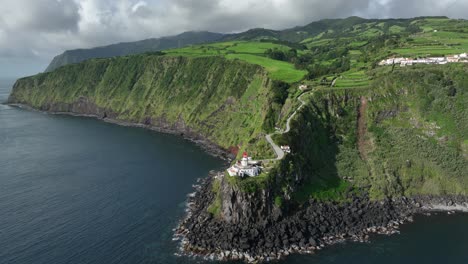 Dramatische-Kulisse-Des-Leuchtturms-Ponta-Do-Arnel-Auf-Der-Landzunge,-São-Miguel,-Drohne