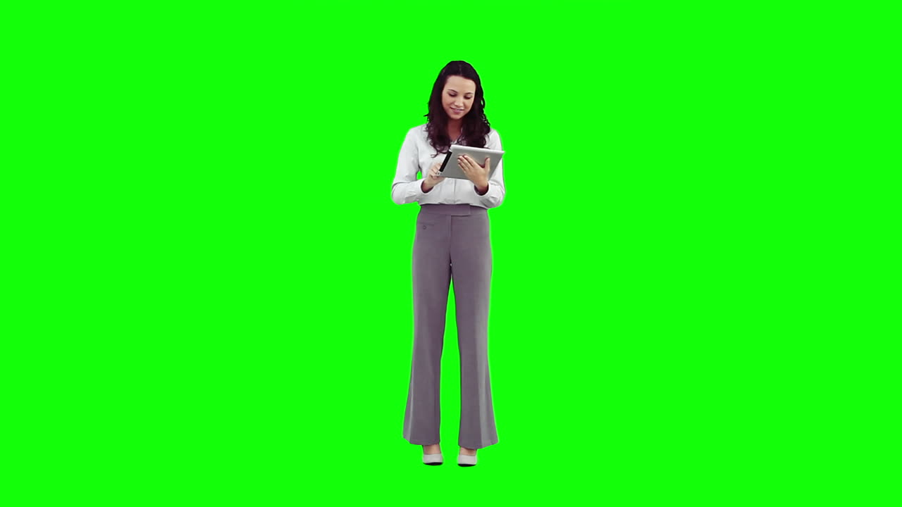 Una donna sorridente sta usando un tablet.