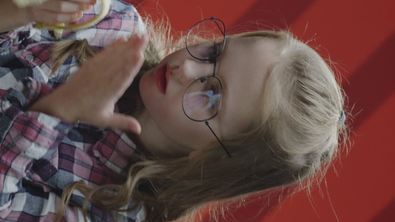 바나나를 먹는 소녀