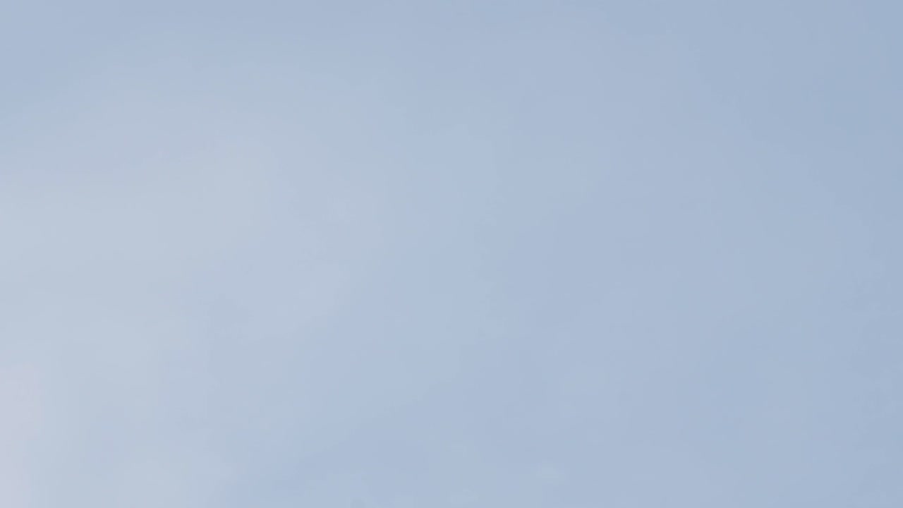 하늘을 가로지르는 군용 헬기