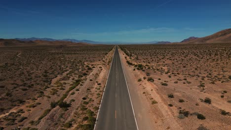 la autopista del desierto en nevada.