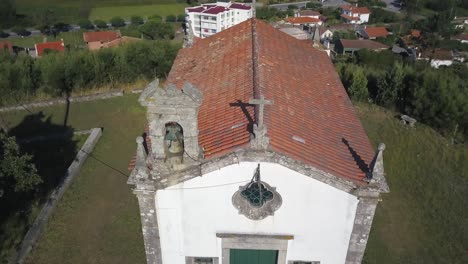 alejándose de la iglesia en el monte de santo antónio con playa de fondo en afife, viana do castelo, portugal