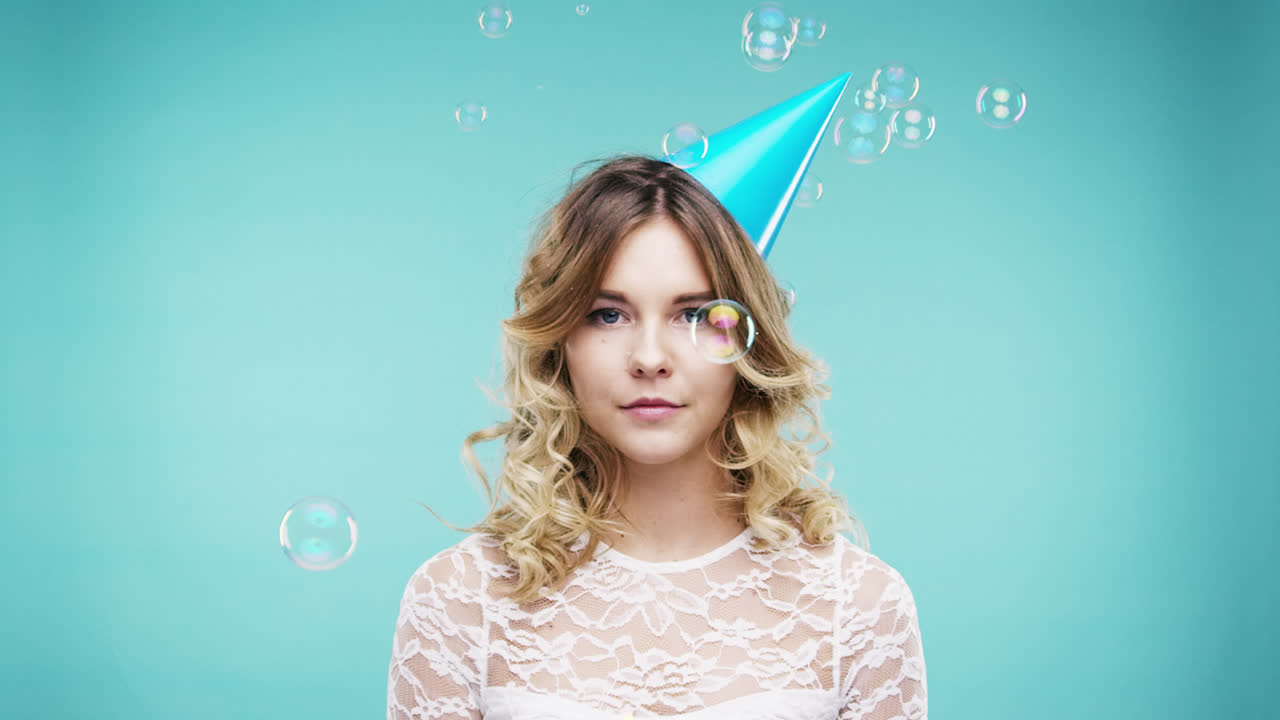 싱글 여성 파란 모자는 거품 샤워 슬픈 느린 동작 사진 부스 파란색 배경