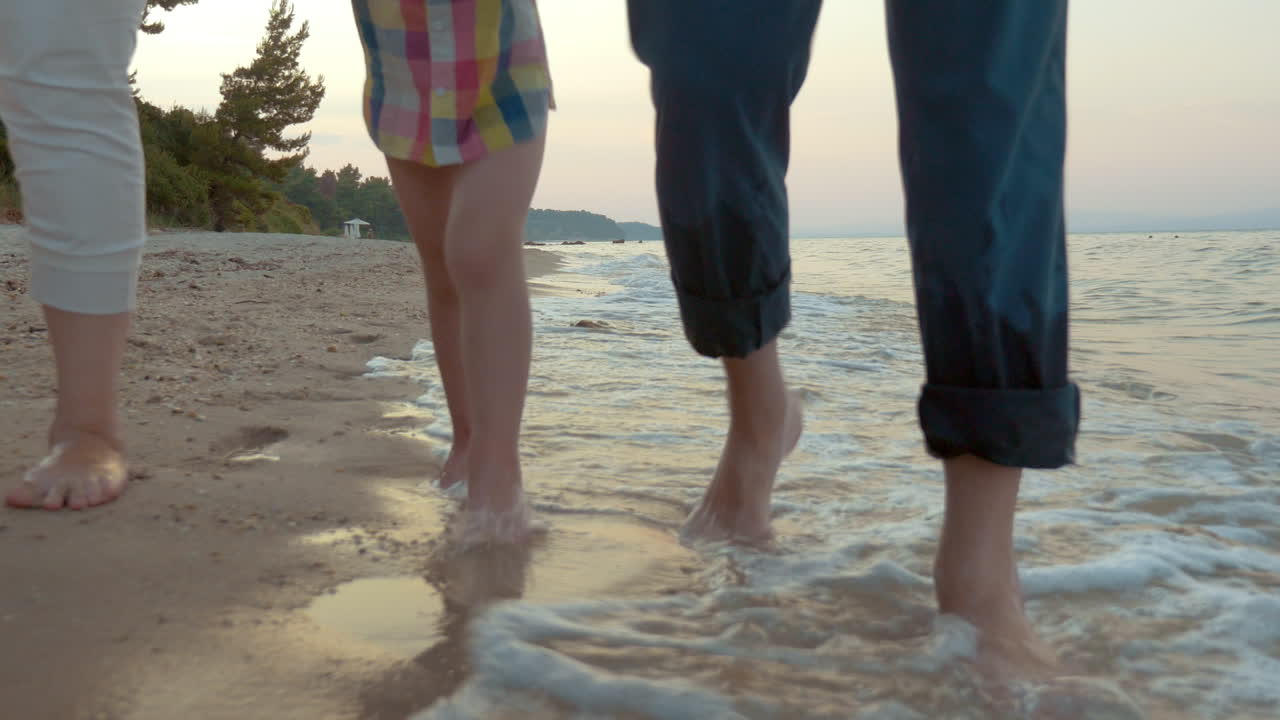 familia feliz caminando por la playa