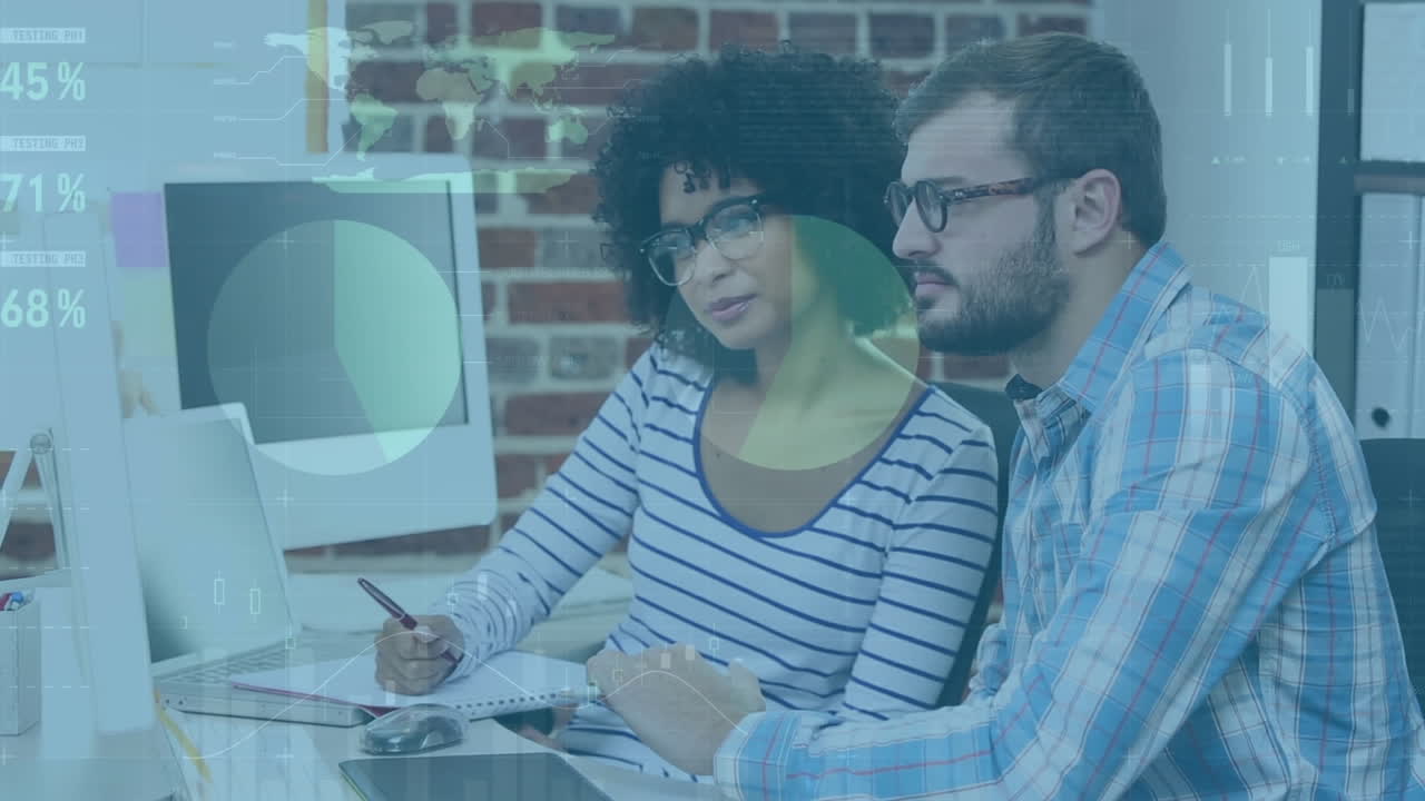 animación del procesamiento de datos financieros sobre diversas personas de negocios en la oficina