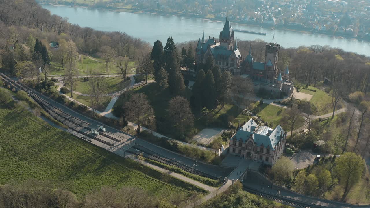 drone - toma aérea del castillo drachenburg y el río rhine siebengebirge cerca de bonn - königswinter 25p