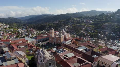 fotografía de un avión no tripulado de una iglesia en una pequeña ciudad