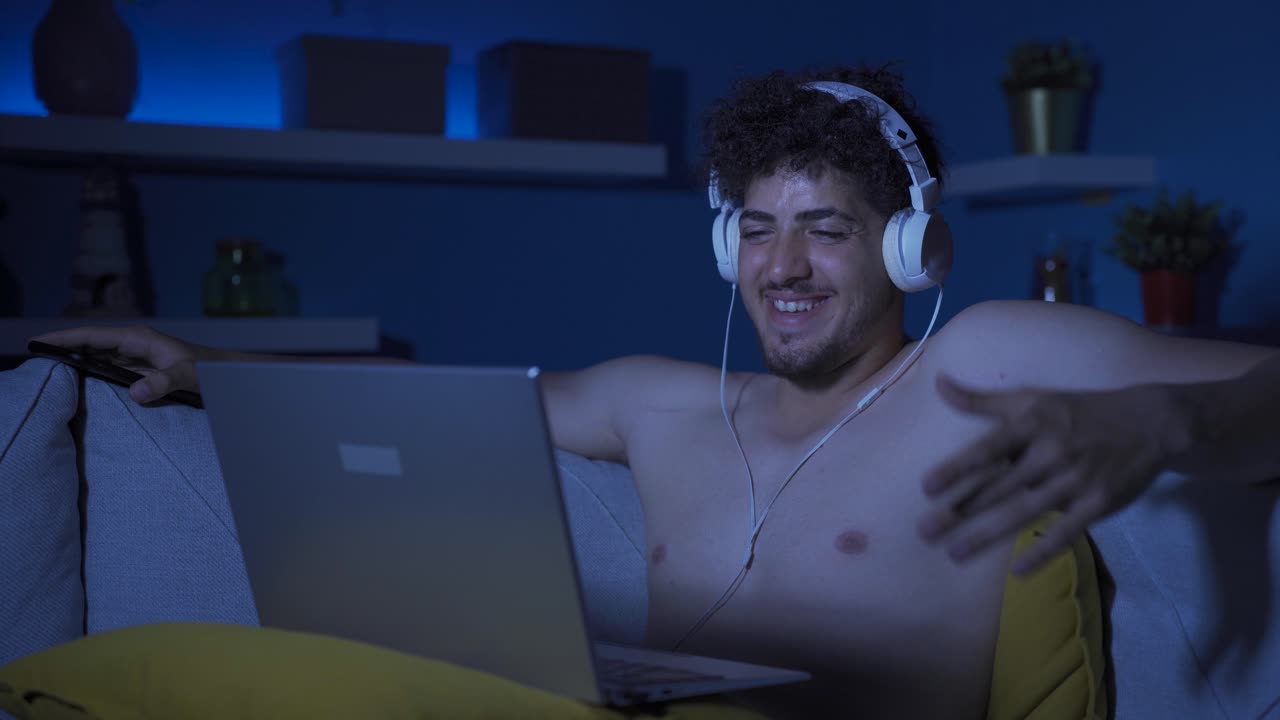 hombre joven mirando la computadora portátil con enfoque, viendo.