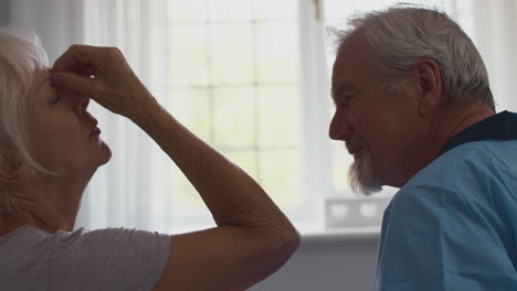 una pareja de ancianos jubilados preocupados sentados en la cama en casa hablando juntos