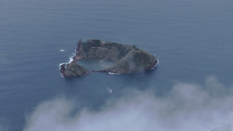 vista aérea del ilhéu de vila franca do campo con nubes bajas, azores