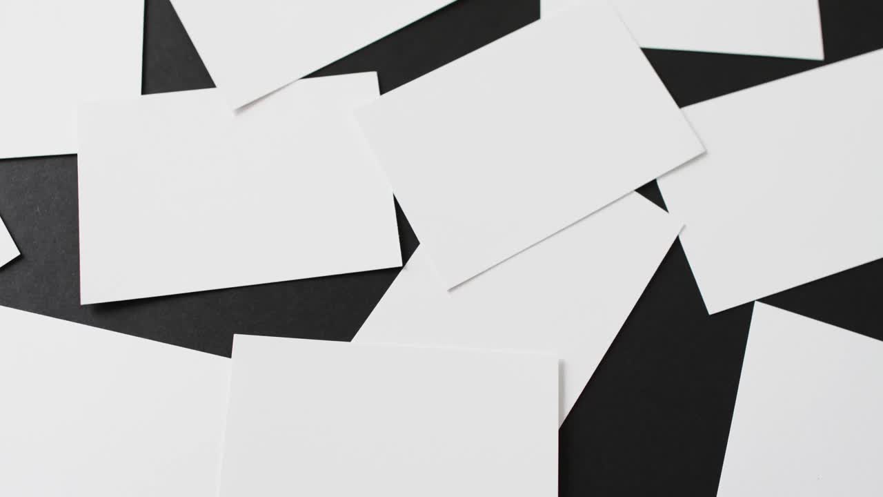 primer plano de tarjetas de visita blancas esparcidas en fondo negro, espacio de copia, cámara lenta