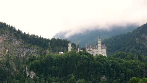 el castillo de neuschwanstein en los alpes bávaros, alemania.