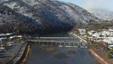 montaña arashiyama en kioto, japón