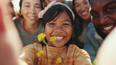 Selfie,-Blumen-Und-Sommer-Mit-Einer-Gruppe-Junger-Menschen