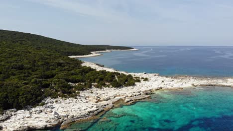 Landschaftlich-Abgelegener-Kiesstrand-Von-Paralia-Emplisi-In-Kefalonia,-Griechenland---Luftaufnahme