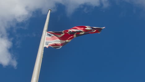 bandera de la unión baja a media asta tras la muerte de su majestad la reina isabel ii en inglaterra