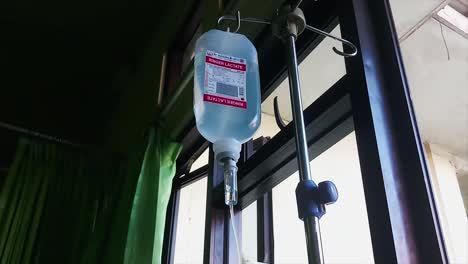 Conjunto-De-Líquidos-Intravenosos-Intravenosos-Gotas-De-Solución-Salina-En-La-Habitación-Del-Hospital,-Concepto-Médico,-Medicina-De-Emergencia-E-Inyección-De-Tratamiento-De-Quimioterapia-De-Infusión-De-Medicamentos