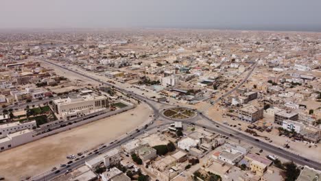 fotografía de un avión no tripulado de una rotonda ocupada en nouakchott, mauritania