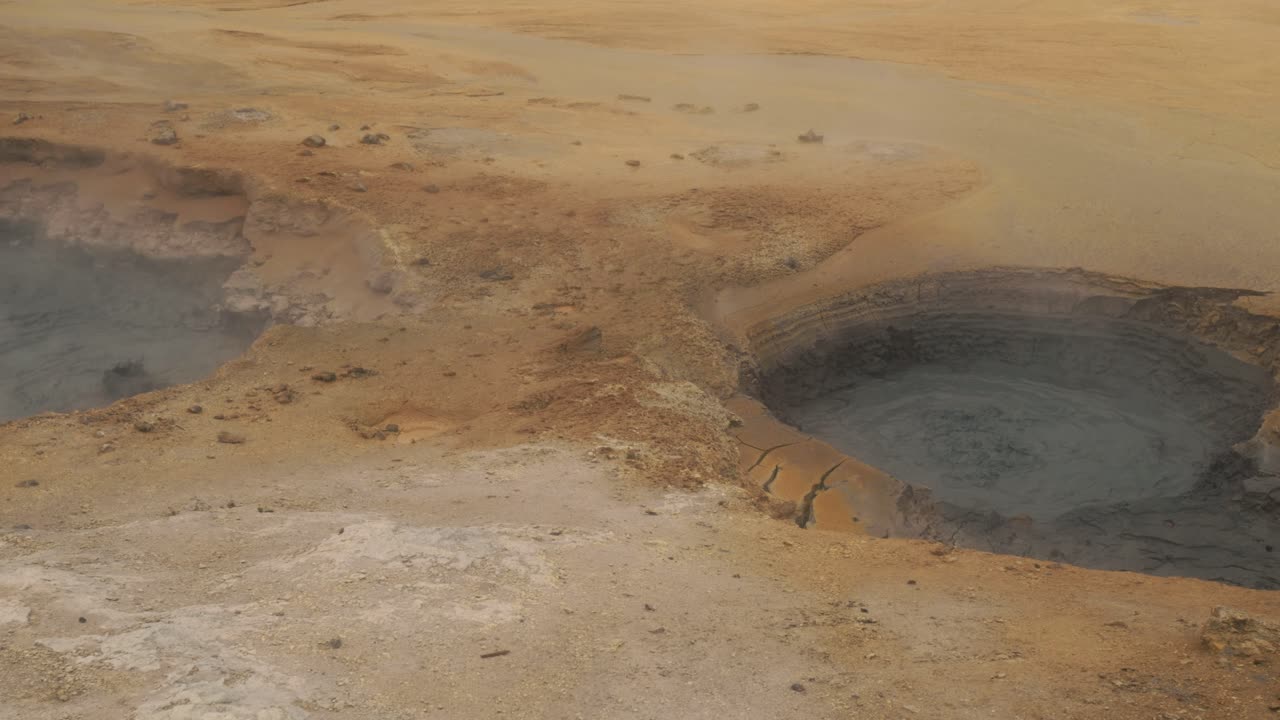 manantial geotérmico burbujeante, hverir iceland, barro oscuro hirviendo con tierra roja, geysir
